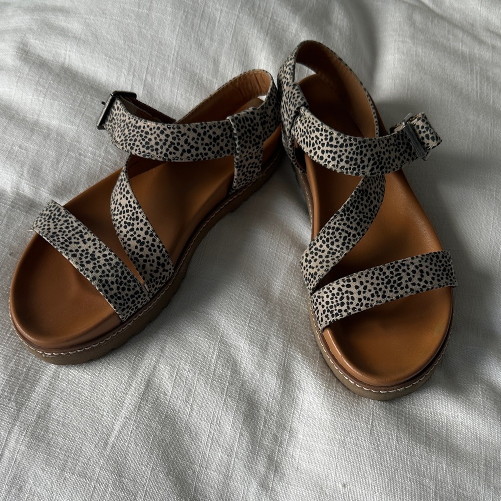 Universal Thread Black and Tan cheetah Strappy Sandals 8.5